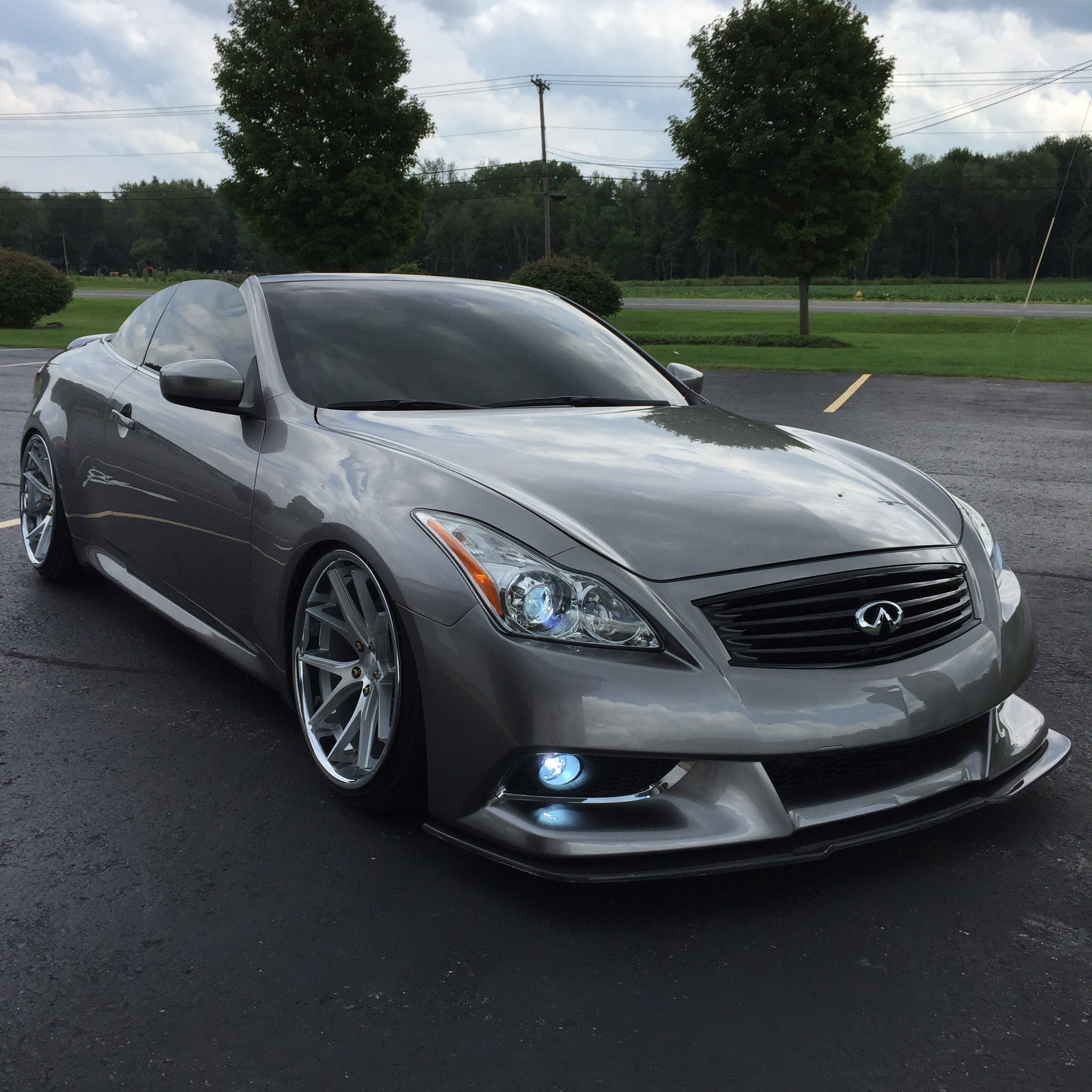 Silver Infiniti coupe